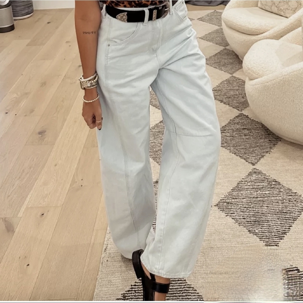 Universal Thread High-Rise Curved Leg Barrel Ballow Light Wash Jeans  Size 6 - Picture 3 of 16